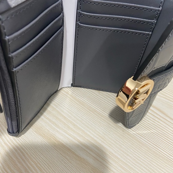 Michael Kors Carmen Wallet - Picture 5 of 6